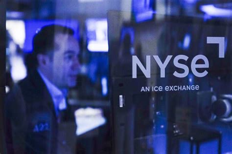 Wall Street drifts lower as earnings season kicks into gear